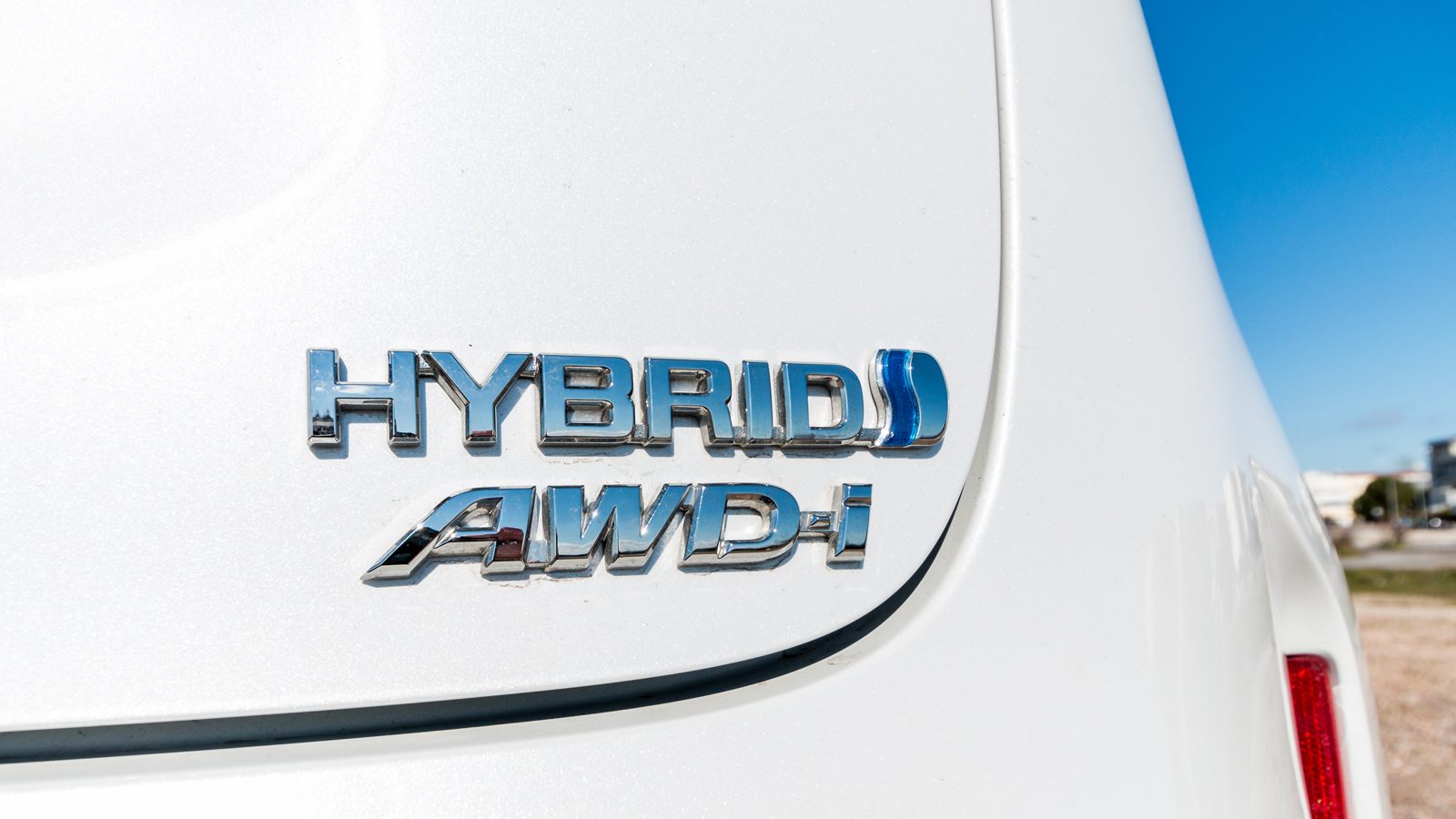 Τετραγωνισμένη και μυώδης η σχεδίαση του Yaris Cross, με το λογότυπο AWD να ξεχωρίζει την τετρακίνητη έκδοση